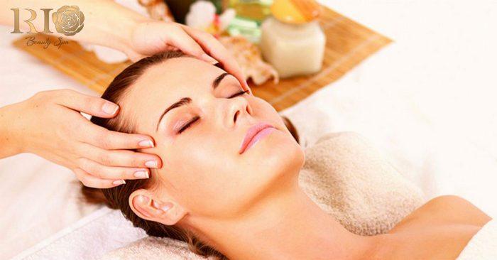 Da mụn và nhạy cảm có nên massage hay không?