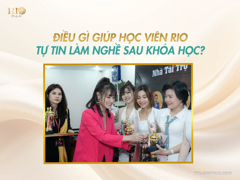 Học viên nhận cúp vinh danh sau khóa học điêu khắc chân mày tại Thẩm Mỹ Rio.