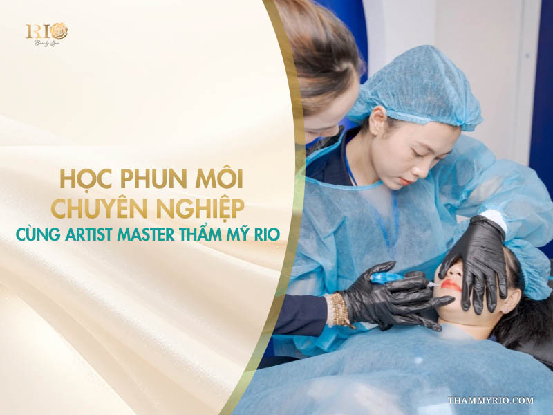 Bức ảnh quảng cáo khóa học phun môi chuyên nghiệp cùng artist master tại thẩm mỹ Rio với cảnh thực hành.