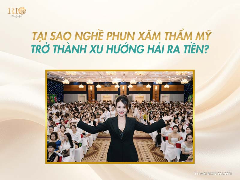 Học phun môi chuyên nghiệp tại thẩm mỹ Rio - học viên thực hành kỹ thuật phun xăm trên môi khách dưới sự hướng dẫn của artist master.