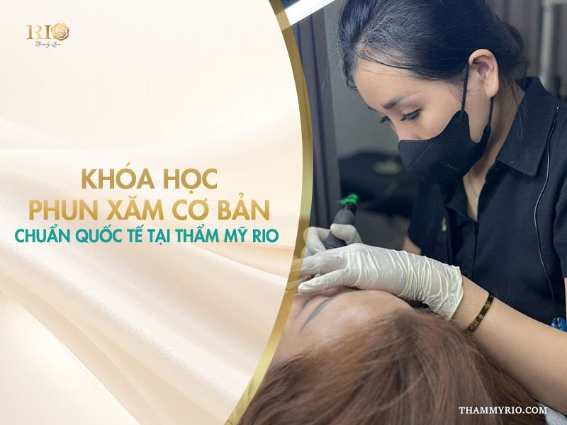 Giảng viên hướng dẫn kỹ thuật thực hành trong khóa học phun xăm cơ bản chuẩn quốc tế tại Thẩm mỹ Rio.