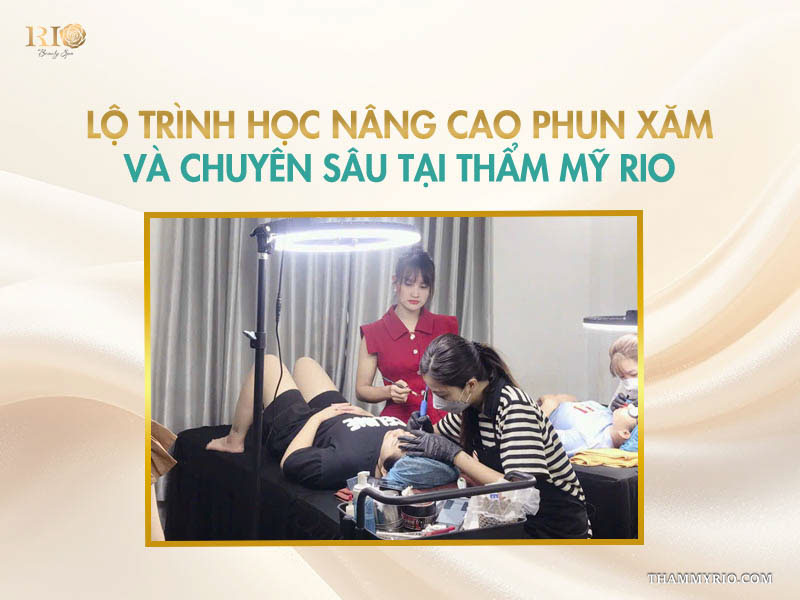 Giảng viên hướng dẫn học viên thực hành kỹ thuật chuyên sâu sau khóa học phun xăm cơ bản tại Thẩm Mỹ Rio.
