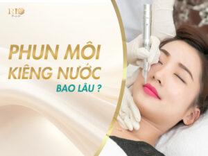 Sau khi phun xăm môi, bạn nên kiêng nước ít nhất từ 3–5 ngày đầu để đảm bảo vùng môi không bị nhiễm trùng, viêm nhiễm và giữ cho màu mực ổn định, lên màu đều và chuẩn. Trong khoảng thời gian này, bạn không nên rửa mặt trực tiếp bằng nước, không để nước bắn vào môi khi đánh răng hay ăn uống