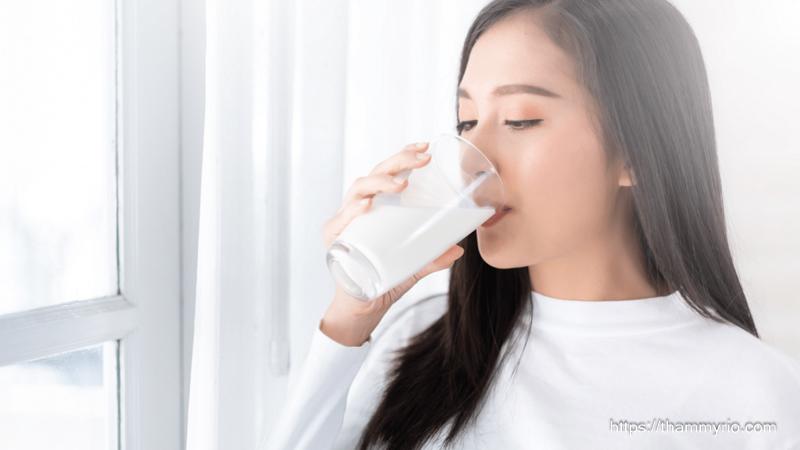 Phun xăm môi kiêng gì để lên màu đẹp chuẩn và đúng cách 12 Sữa tươi là lựa chọn lý tưởng để cung cấp năng lượng mà không gây tổn thương vùng môi nhạy cảm.