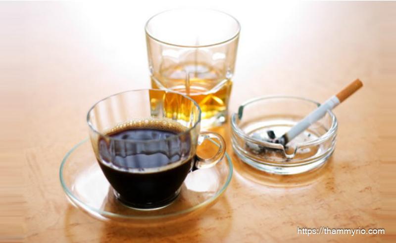 Phun xăm môi kiêng gì để lên màu đẹp chuẩn và đúng cách 8 Khi sử dụng các chất kích thích sau khi xăm môi, màu môi khó lên chuẩn, dễ bị sẫm màu