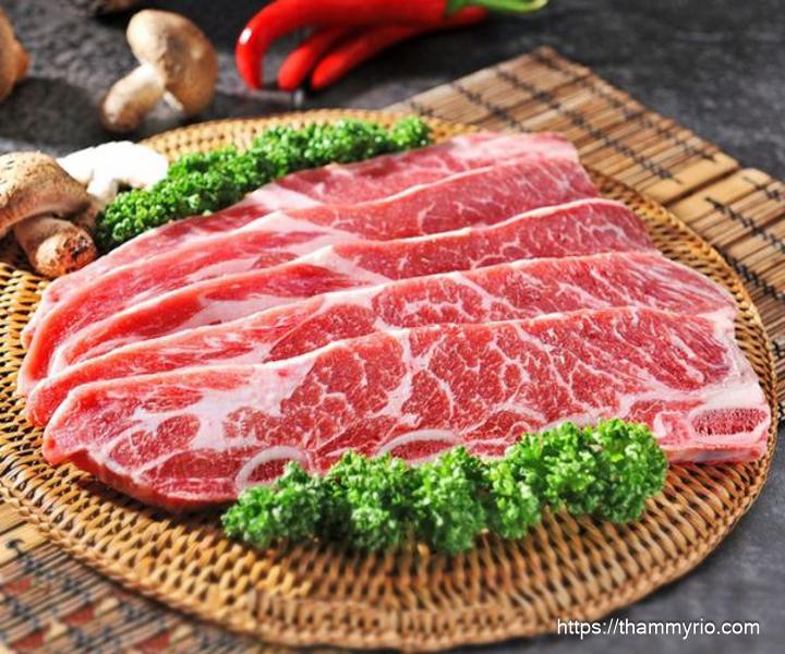 Phun xăm môi kiêng gì để lên màu đẹp chuẩn và đúng cách 10 Thịt bò là đáp án cho câu hỏi 'xăm môi kiêng gì?' – hãy tạm xa món này 2–3 tháng để môi giữ màu đẹp, đều và lâu phai!