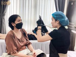 Giai đoạn chuẩn bị trước khi phun môi Tư vấn và lựa chọn màu môi: Chuyên viên sẽ phân tích tông da, màu môi gốc và nhu cầu của khách hàng để chọn màu phù hợp Vệ sinh và sát khuẩn vùng môi: Loại bỏ vi khuẩn, bụi bẩn trên bề mặt môi Gây tê tại chỗ: Thoa kem tê trong 15-20 phút để giảm cảm giác khó chịu