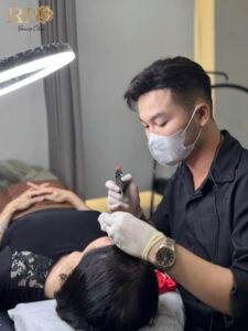 Không chỉ là một nghệ nhân phun xăm tài năng, Master Vương Thiên Lợi còn là Grand Master – danh hiệu cao quyến danh giá nhất trong làng phun xăm chuyên nghiệp. Anh đã tốt nghiệp từ các học viện danh giá bậc nhất thế giới về nghề đẹp, điển hình như Alloua Academy Hàn Quốc (2015).