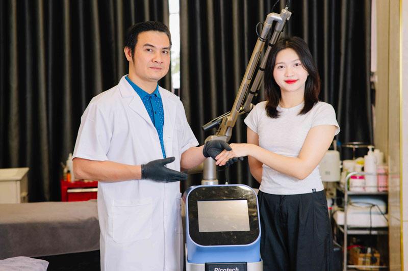 Tổng hợp các phương pháp làm hồng nhũ hoa phổ biến nhất 2025 7 Anh đã trực tiếp đào tạo và chuyển giao công nghệ cho hàng ngàn bác sĩ và kỹ thuật viên thẩm mỹ trên toàn quốc, góp phần nâng cao chất lượng dịch vụ và tiêu chuẩn ngành làm đẹp tại Việt Nam. Trần Mạnh Thắng nổi bật với khả năng kết hợp tinh tế giữa nghệ thuật phun xăm và ứng dụng công nghệ laser hiện đại, mang lại giải pháp làm đẹp hiệu quả, an toàn và bền vững.