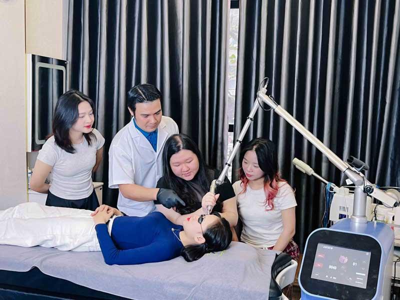 Chuyên gia Trần Mạnh Thắng – Người đào tạo laser cho các bác sĩ thẩm mỹ tại Việt Nam 6 Chuyên gia Trần Mạnh Thắng hiểu rõ điều này và luôn đặt chất lượng đào tạo lên hàng đầu. Các khóa học do anh tổ chức không chỉ cung cấp kiến thức lý thuyết mà còn chú trọng thực hành, giúp học viên tự tin làm chủ máy móc, xử lý linh hoạt các tình huống và nâng cao tay nghề nhanh chóng.