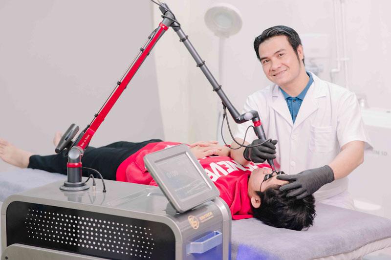Chuyên gia Trần Mạnh Thắng – Người đào tạo laser cho các bác sĩ thẩm mỹ tại Việt Nam 4 Laser là công nghệ hiện đại, nếu vận hành thiếu kỹ thuật có thể gây ra tổn thương nghiêm trọng cho da. Vì vậy, đào tạo bài bản, chuyên nghiệp là yếu tố then chốt quyết định thành công khi ứng dụng laser trong thẩm mỹ.