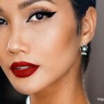 Màu môi đỏ Cherry được ví như biểu tượng của sự hấp dẫn là điểm nhấn hoàn hảo cho phong cách quyến rũ cuốn hút Tông màu này linh hoạt biến hóa từ dịu dàng ban ngày đến rực rỡ khi đêm xuống