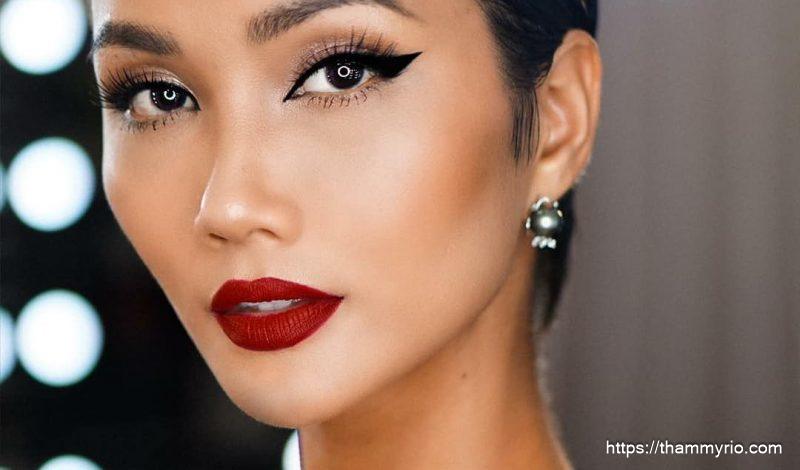 Tổng hợp bảng màu môi đẹp tự nhiên nhất 2025 3 Màu môi đỏ Cherry được ví như biểu tượng của sự hấp dẫn là điểm nhấn hoàn hảo cho phong cách quyến rũ cuốn hút Tông màu này linh hoạt biến hóa từ dịu dàng ban ngày đến rực rỡ khi đêm xuống
