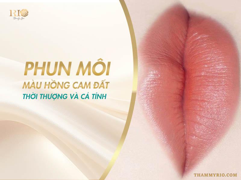 Môi màu hồng cam đất mang đến vẻ cuốn hút rất riêng – vừa đủ nổi bật mà không quá "làm quá".