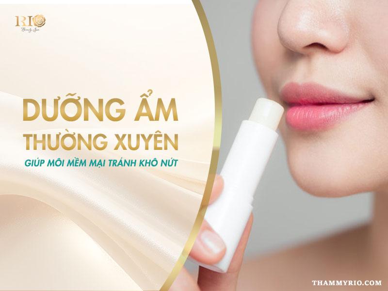 Phun Môi Xí Muội Đẹp Tự Nhiên, Chuẩn Hàn Quốc 2025 8 Dưỡng ẩm là bước quan trọng không thể bỏ qua sau khi xăm môi để giữ cho vùng da môi luôn mềm mịn, tránh khô nứt và bong tróc gây mất thẩm mỹ: