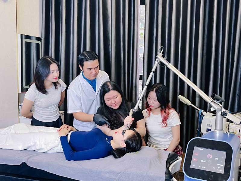 Máy laser ND YAG Spectra - Công nghệ đỉnh cao xóa xăm, trị nám 7 Máy xóa xăm Laser ND YAG SPECTRA được đào tạo và vận hành bởi trực tiếp chuyên gia Trần Mạnh Thắng