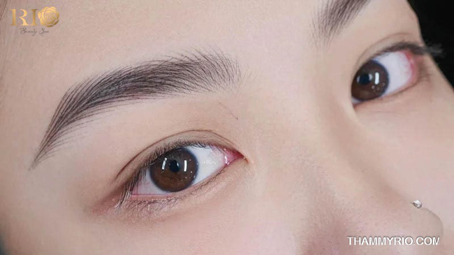 Sửa dáng lông mày đã phun hiệu quả, an toàn cho mọi dáng mày 8 Sửa dáng lông mày đã phun hỏng nặng, đảm bảo kết quả lâu dài.