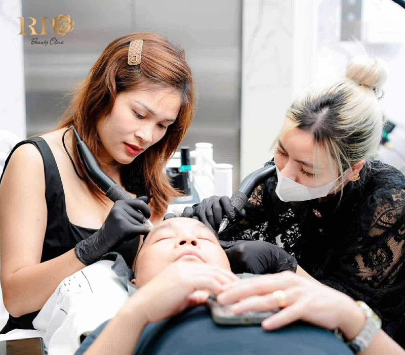 Chuyên gia nhiều năm kinh nghiệm trực tiếp thực hiện xăm chân tóc tại Thẩm Mỹ Rio Beauty Clinic với kỹ thuật tự nhiên, an toàn