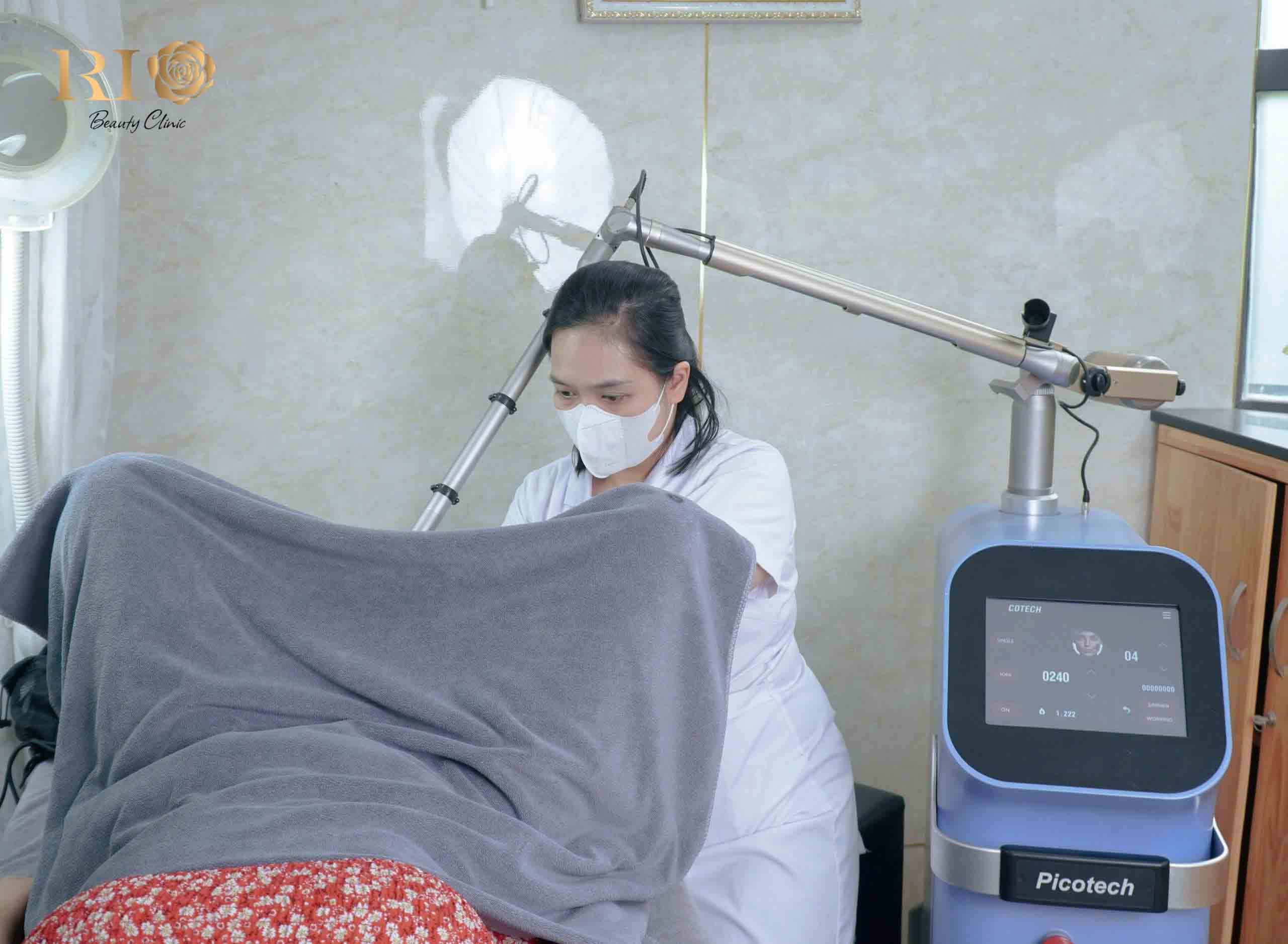Chuyên gia laser Phạm Thanh Tâm xóa xăm bikini cho khách hàng