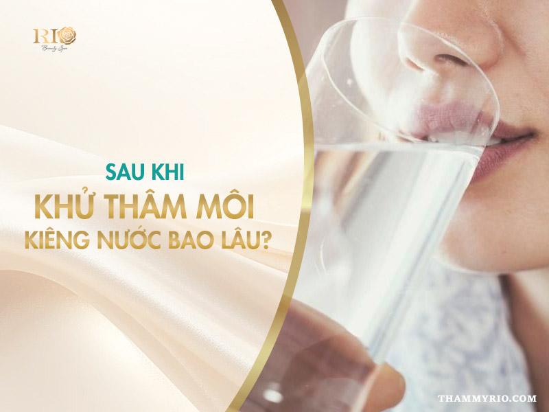 Khử thâm môi kiêng nước bao lâu? Bài viết từ Thẩm Mỹ Rio cung cấp câu trả lời từ chuyên gia, hướng dẫn chi tiết cách chăm sóc để môi bong đẹp, lên màu chuẩn và tươi tắn.
