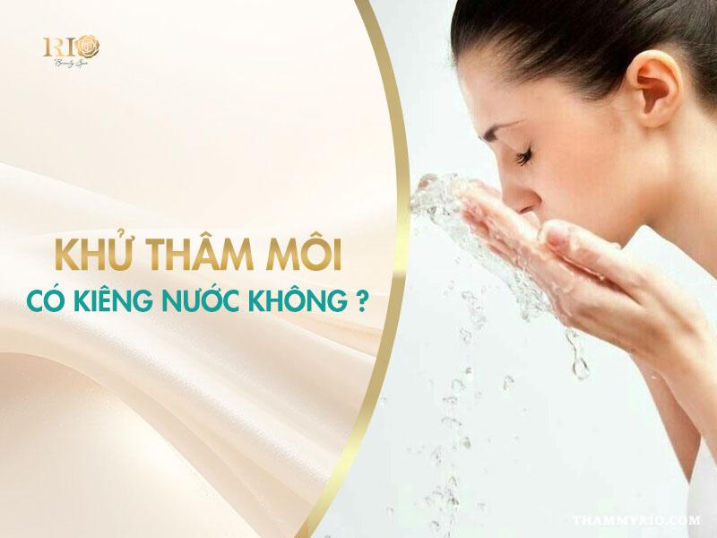 Sau khi khử thâm môi kiêng nước bao lâu để có kết quả tốt? 2 Việc kiêng nước trong giai đoạn đầu sau khi thực hiện khử thâm môi là vô cùng cần thiết.