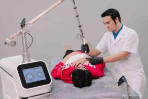 Chuyên gia Laser Trần Mạnh Thắng xóa hình xăm bằng cách hút mực tại Thẩm Mỹ Rio