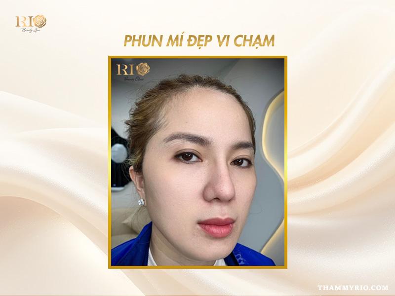 Các kiểu phun mí mắt đẹp mê mẩn, cuốn hút - Hot trend năm 2025 4 Các kiểu phun mí mắt đẹp – phun mí vi chạm tinh tế, tỉ mỉ