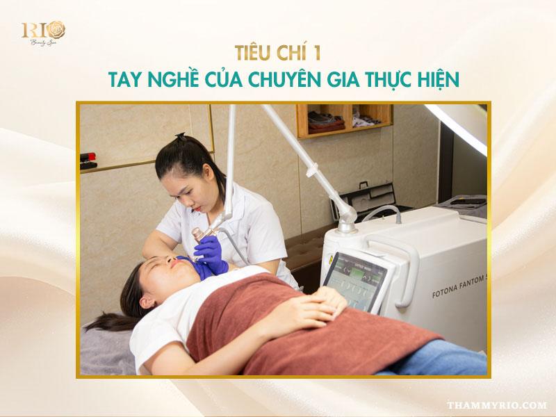 5 tiêu chí vàng chọn địa chỉ phun xăm thẩm mỹ gần đây tại Hà Nội 2 Tay nghề chuyên gia quyết định chất lượng phun xăm thẩm mỹ gần đây