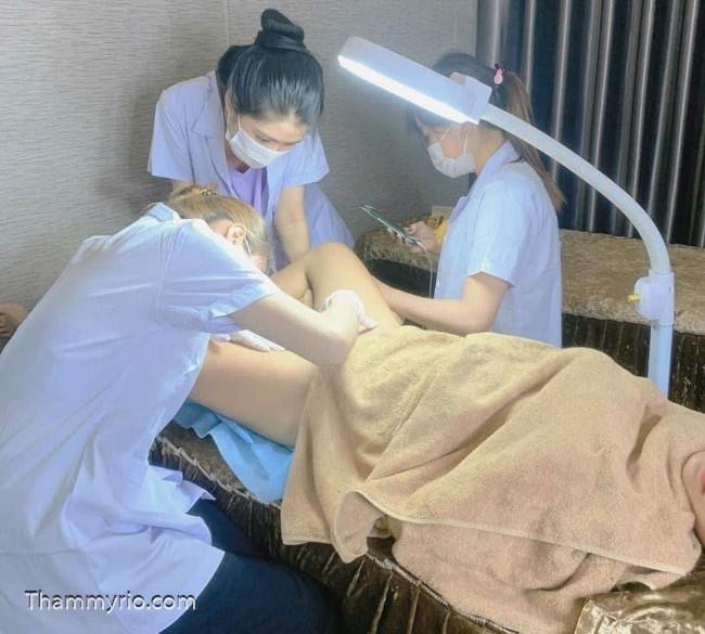  Thảo không chỉ nổi tiếng với kỹ năng điêu khắc lông mày mà còn là bậc thầy trong lĩnh vực phun xăm nhũ hoa và vùng kín. Với hơn 16 năm kinh nghiệm, cô đã giúp hàng nghìn khách hàng lấy lại sự tự tin 