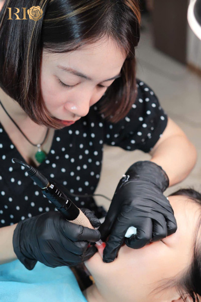 Master Artist Rio thực hiện kỹ thuật phun môi an toàn - trả lời có nên phun môi không