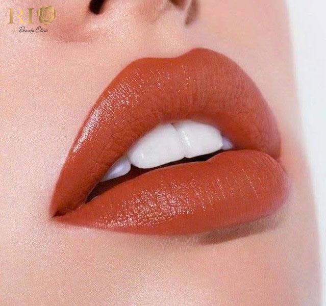 Môi phun màu cam đất - phun môi đẹp cho tuổi 50