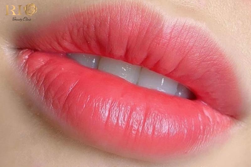 Phun môi màu nào đẹp cho tuổi 50 để làn da sáng bật tone? 3 Môi phun màu hồng đào tươi trẻ trên da phụ nữ tuổi 50