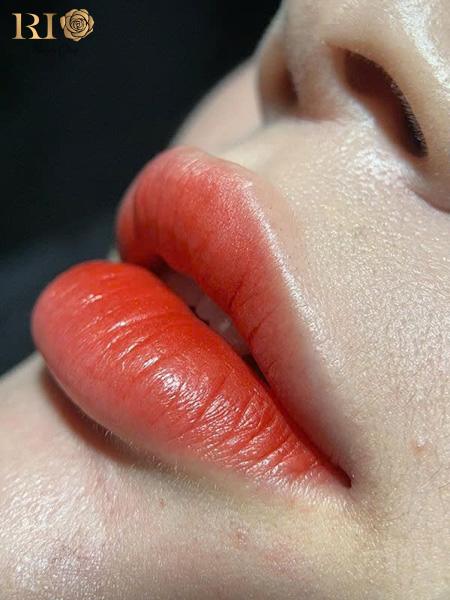 Môi phun màu đỏ cam - phun môi đẹp cho tuổi 50
