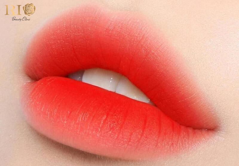 Phun môi màu nào đẹp cho tuổi 50 để làn da sáng bật tone? 4 Môi phun màu đỏ cam tăng sức sống trên da phụ nữ tuổi 50