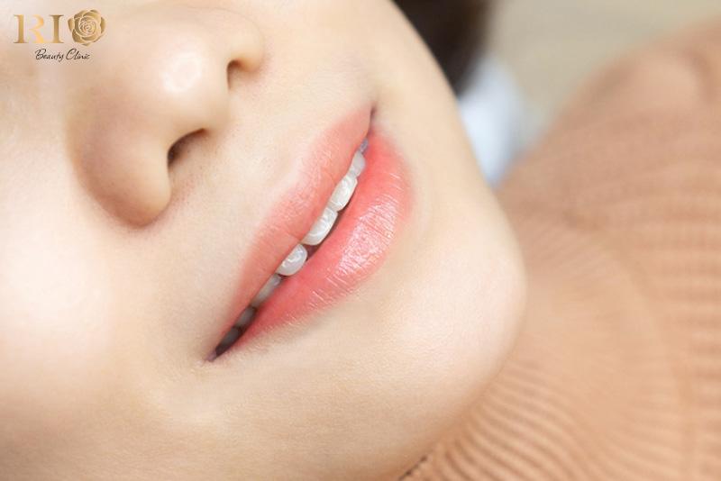 Phun môi màu cam san hô giá bao nhiêu? Đối tượng nên phun 9 Màu cam san hô nhẹ nhàng, tươi tắn đang là xu hướng phun môi được yêu thích nhất hiện nay.