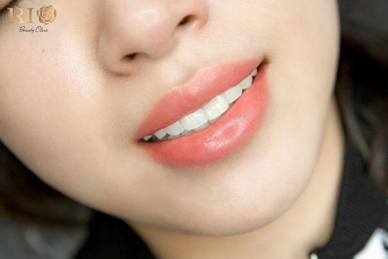 Phun môi màu cam san hô giá bao nhiêu? Đối tượng nên phun 7 Phun môi màu cam san hô đặc biệt hợp với người có làn da sáng, da trung bình hoặc môi thâm nhẹ, giúp tôn nét trẻ trung rạng rỡ.