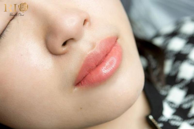 Phun môi màu cam san hô giá bao nhiêu? Đối tượng nên phun 6 Cam san hô là tone môi “an toàn” cho mọi cô gái muốn sở hữu vẻ đẹp nhẹ nhàng, thanh thoát và đầy sức sống.