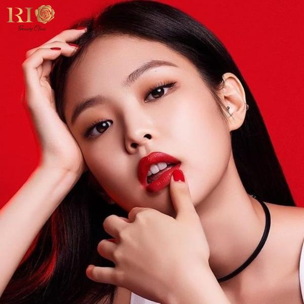 Phun môi màu đỏ ruby – Tôn nét quyến rũ kiêu sa tự nhiên 2 Phun môi màu đỏ ruby giúp đôi môi tươi tắn, sang trọng và nổi bật tự nhiên.