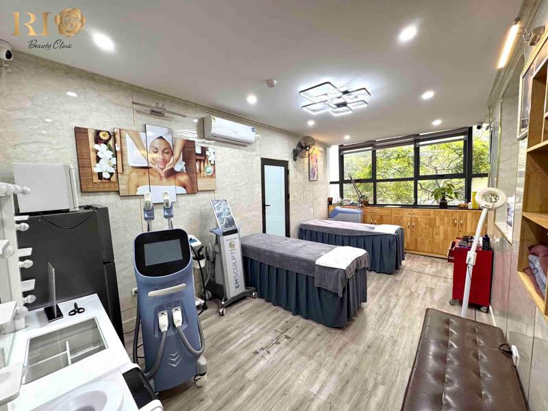 Xăm môi bị bầm tím có sao không? Cách xử lý hiệu quả tại nhà 6 Cơ sở vật chất hiện đại đảm bảo giảm nguy cơ phun môi bị bầm tím.