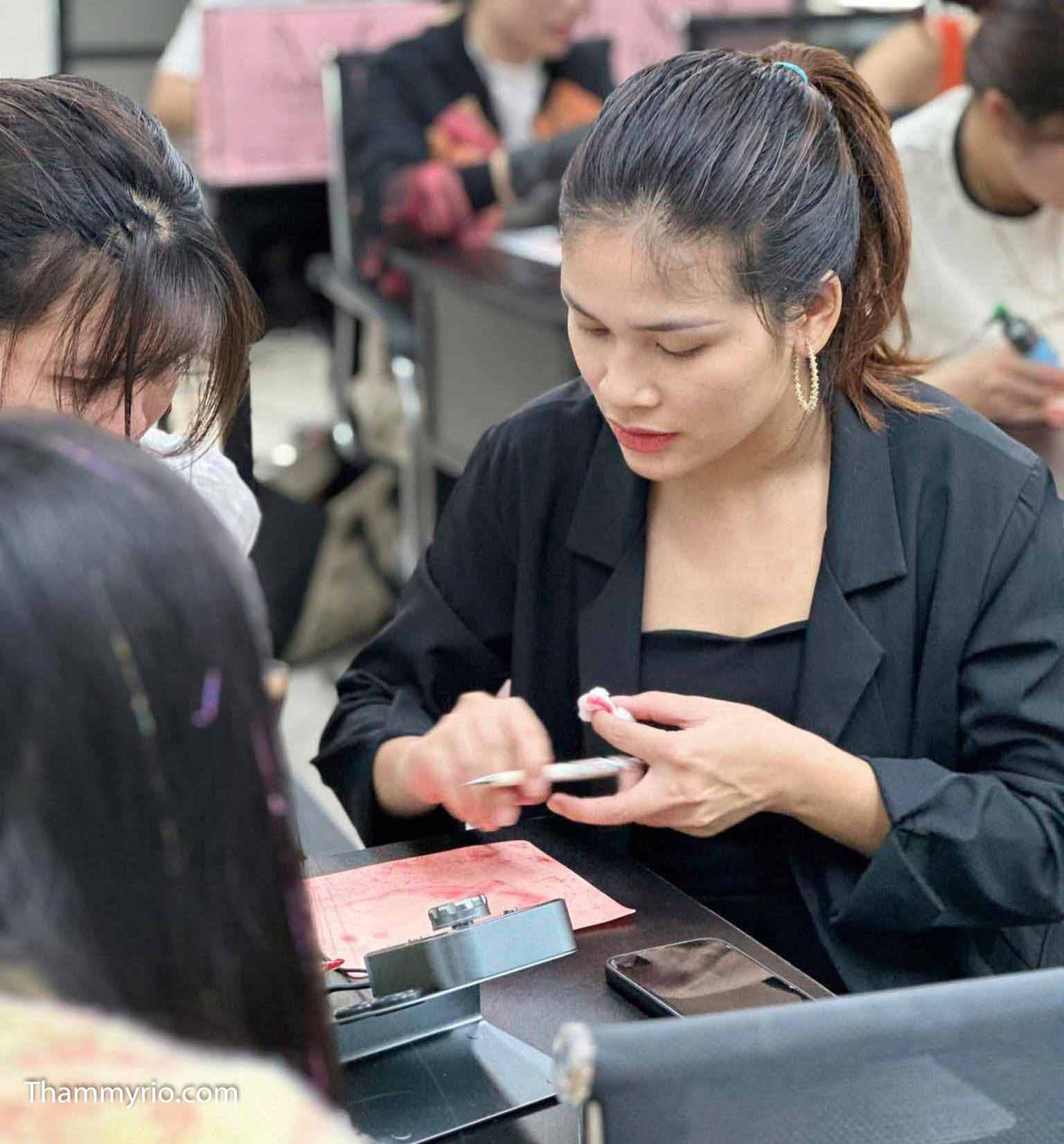 Eyelid spraying 5 Phun mí mắt được trực tiếp các chuyên gia giáo viên thực hiện rất an toàn và không đau