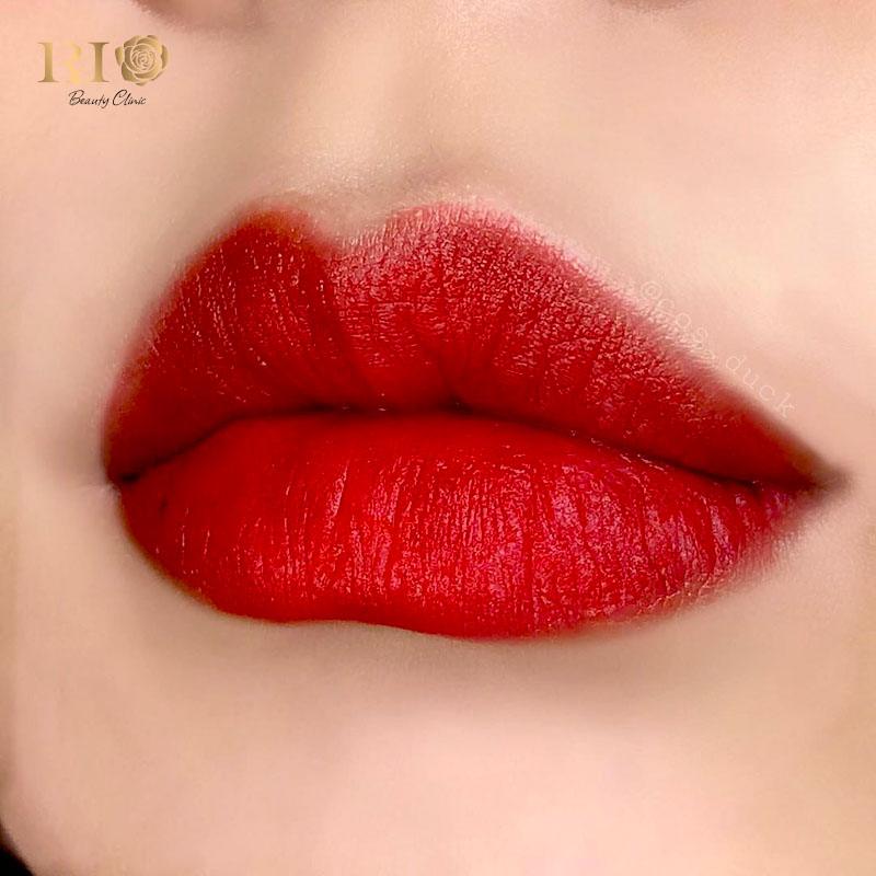 Phun môi màu đỏ ruby – Tôn nét quyến rũ kiêu sa tự nhiên 7 Phun môi màu đỏ ruby tôn làn da sáng, mang lại vẻ đẹp hiện đại và thời thượng.