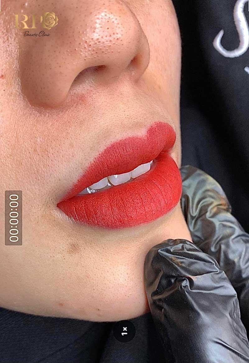 Phun môi màu đỏ ruby – Tôn nét quyến rũ kiêu sa tự nhiên 8 Phun môi màu đỏ ruby giúp môi căng bóng, đều màu và mềm mịn sau bong.