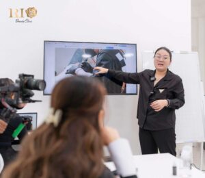 Master Artist Kim Ngân đang hướng dẫn giảng dạy cho các học viên