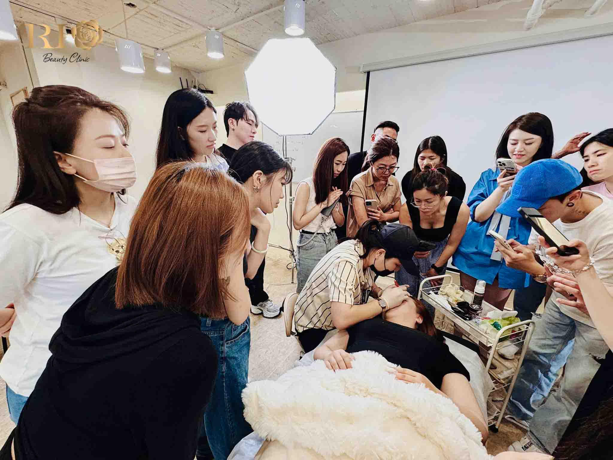 Master Nguyễn Ngân: Chuyên gia phun xăm hàng đầu & giám khảo ASIA PMU 17 Artist Master Kim Ngân -Thị phạm trực tiếp đào tạo cho các học viên đăng ký trên toàn quốc tại cơ sở Thẩm Mỹ Rio Beauty Clinic