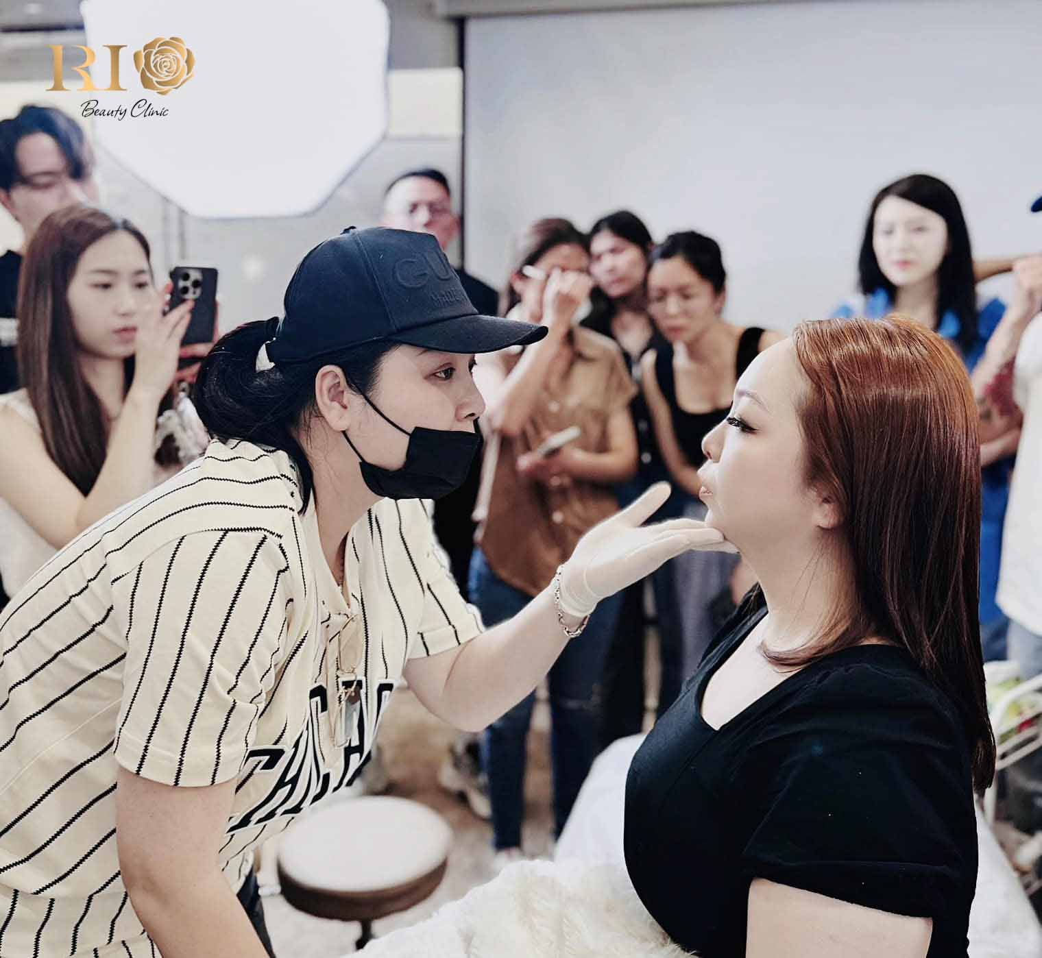 Master Nguyễn Ngân: Chuyên gia phun xăm hàng đầu & giám khảo ASIA PMU 4 Master Artist Kim Ngân từ người dành nhiều giải thưởng đã ngồi vào vị trí giám khảo đầy quyền lực tại các cuộc thi lớn