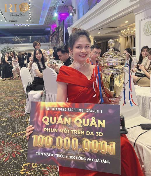 địa chỉ phun môi uy tín, chứng nhận và giải thưởng của chuyên gia phun môi