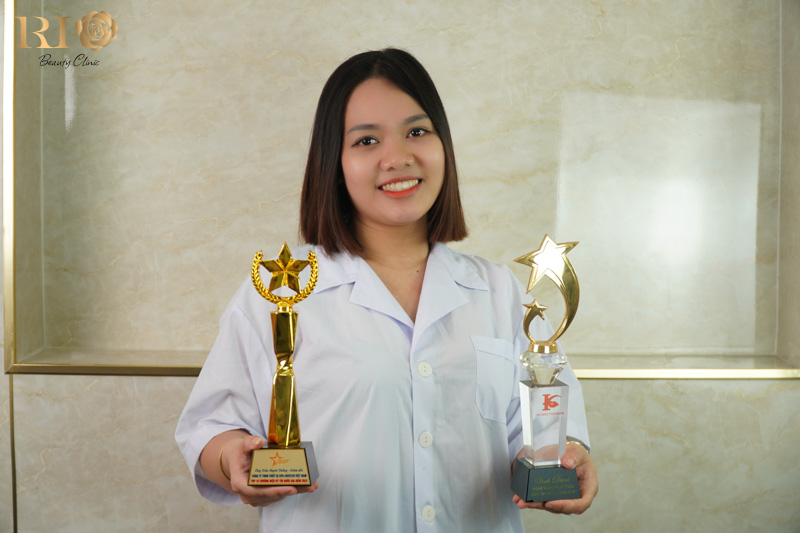 Master Artist Thẩm Mỹ Rio sửa chân mày hư uy tín