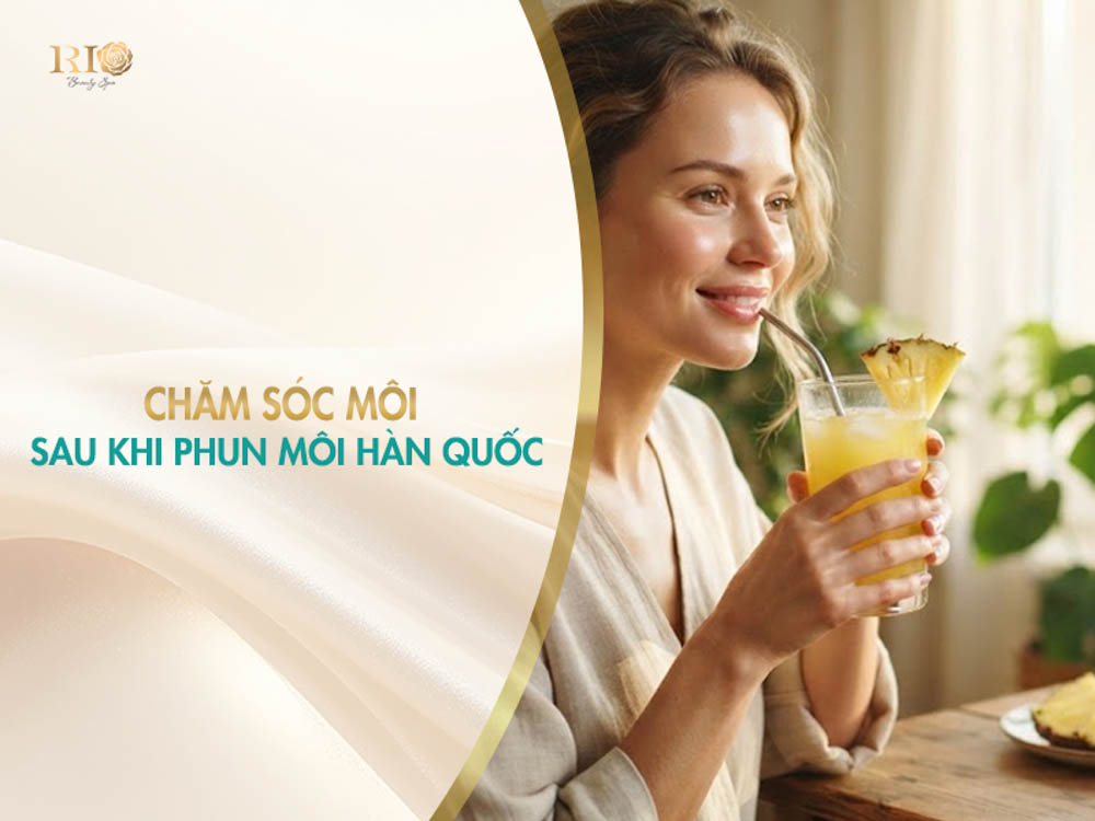 Khách hàng uống nước dứa để chăm sóc môi sau khi phun môi Hàn Quốc.