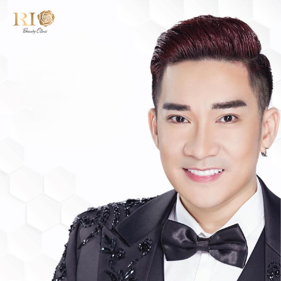 Ca sĩ Quang Hà tin tưởng thực hiện dịch vụ xăm chân mày nam dáng ngang tại Rio Beauty Clinic, giúp gương mặt trở nên nam tính và sắc sảo hơn.