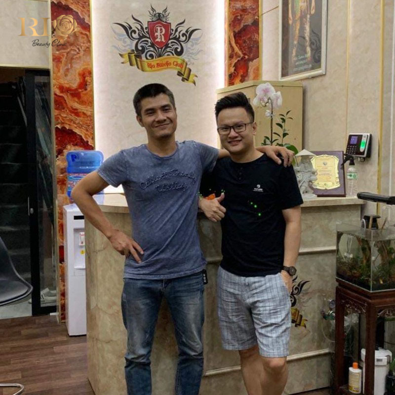 MC VTV Bùi Đại Dương tươi cười trải nghiệm quy trình xóa xăm cũ và thực hiện xăm chân mày nam mới tại Rio Beauty Clinic, mang lại diện mạo trẻ trung, phong độ.